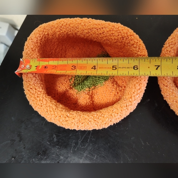 2 hand knitted pumpkin hats for baby/toddler - Picture 7 of 7